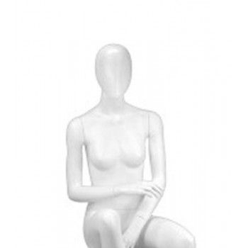 Mannequin woman seated y646